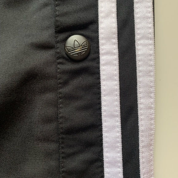 Mens black adidas sport shorts, fast removal with side snap buttons mens small - Picture 5 of 8